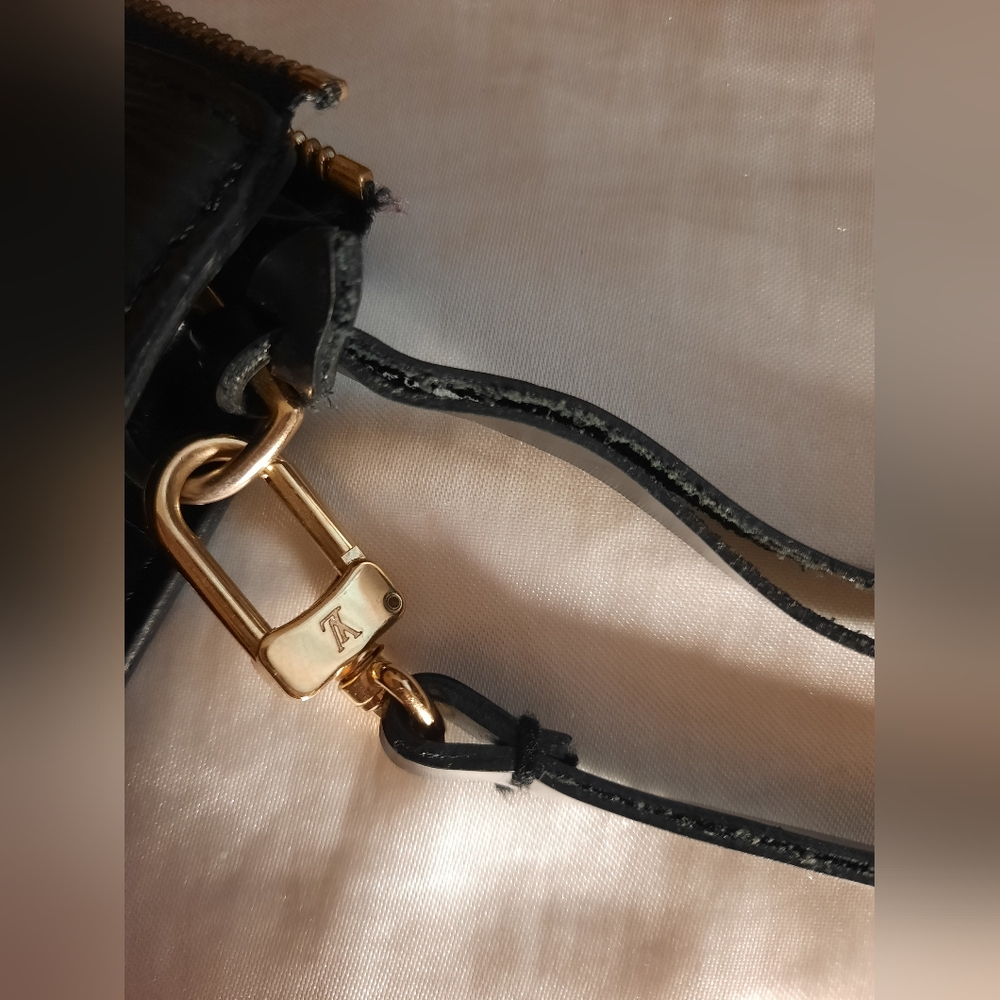 LOUIS VUITTON Epi Leather Pochette Accessoires Black - Picture 14 of 16